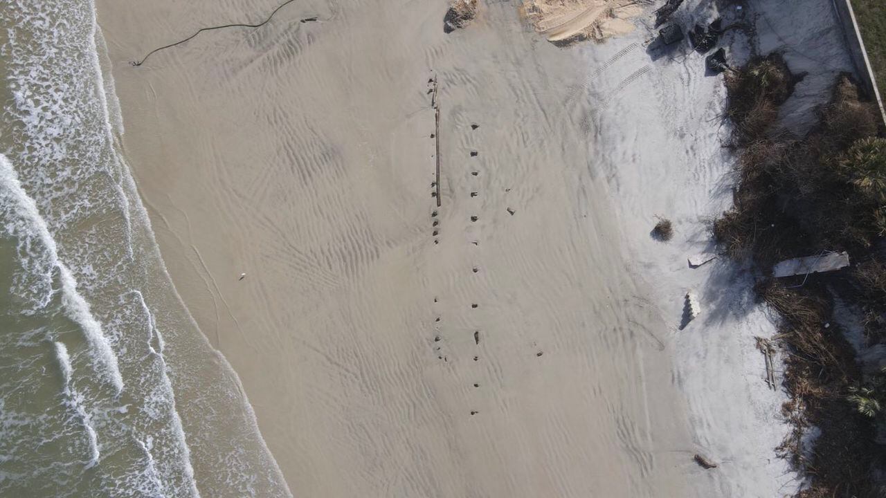 Misterio en las playas de Florida: descubrieron  estructura que estuvo enterrada por años