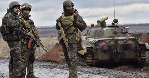 Miembros del Ejército ucraniano patrullan la frontera con rusia luego de que fuerzas prorrusas invadieran la zona.