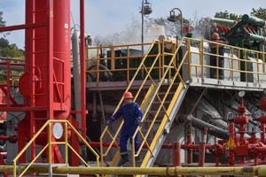 Empleados trabajan en un pozo de gas de la compañía energética estatal ucraniana Naftogaz, mientras continúa el ataque de Rusia contra Ucrania, en la región de Lviv