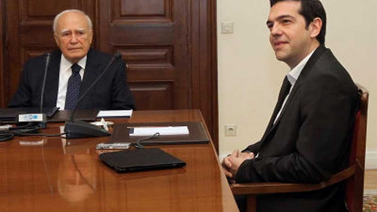 l líder de la Coalición de Izquierda Radical (Syriza), Alexis Tsipras, se reúne con el presidente Karolos Papoulias, en Atenas, Grecia.
