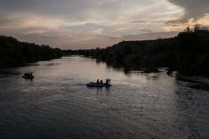 Los contrabandistas usan balsas para transportar a familias migrantes de América Central y del Sur a través del río Grande a los Estados Unidos desde México en Roma Creek, Texas, EE. UU., 14 de julio de 2022. Foto REUTERS/Adrees Latif