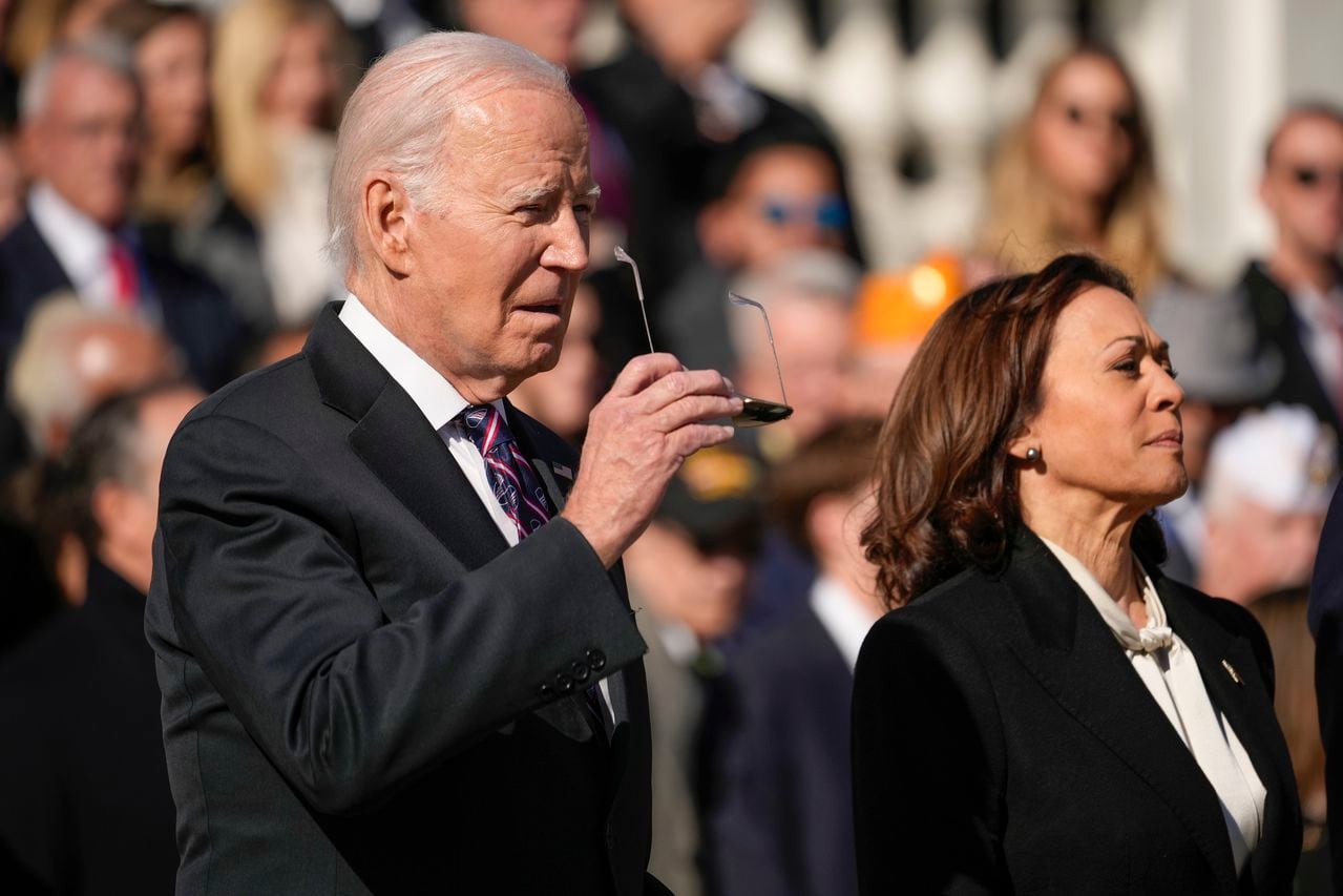 El presidente Joe Biden y la vicepresidenta Kamala Harris llegan para depositar una ofrenda floral en la Tumba del Soldado Desconocido en el Cementerio Nacional de Arlington en Arlington, Virginia, el sábado 11 de noviembre de 2023.