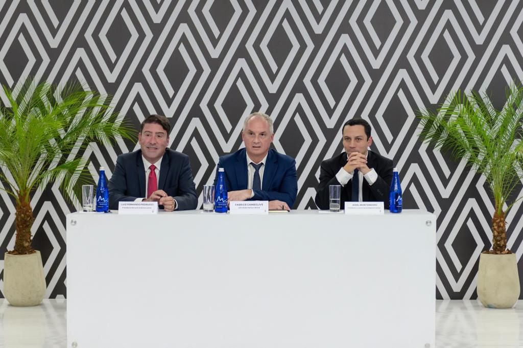 Luiz Fernando Pedrucci, CEO de Renault en América Latina (izq); Fabrice Cambolive, CEO Global de Renault Brand; y Ariel Montenegro, presidente y director general de Renault Sofasa (der).
