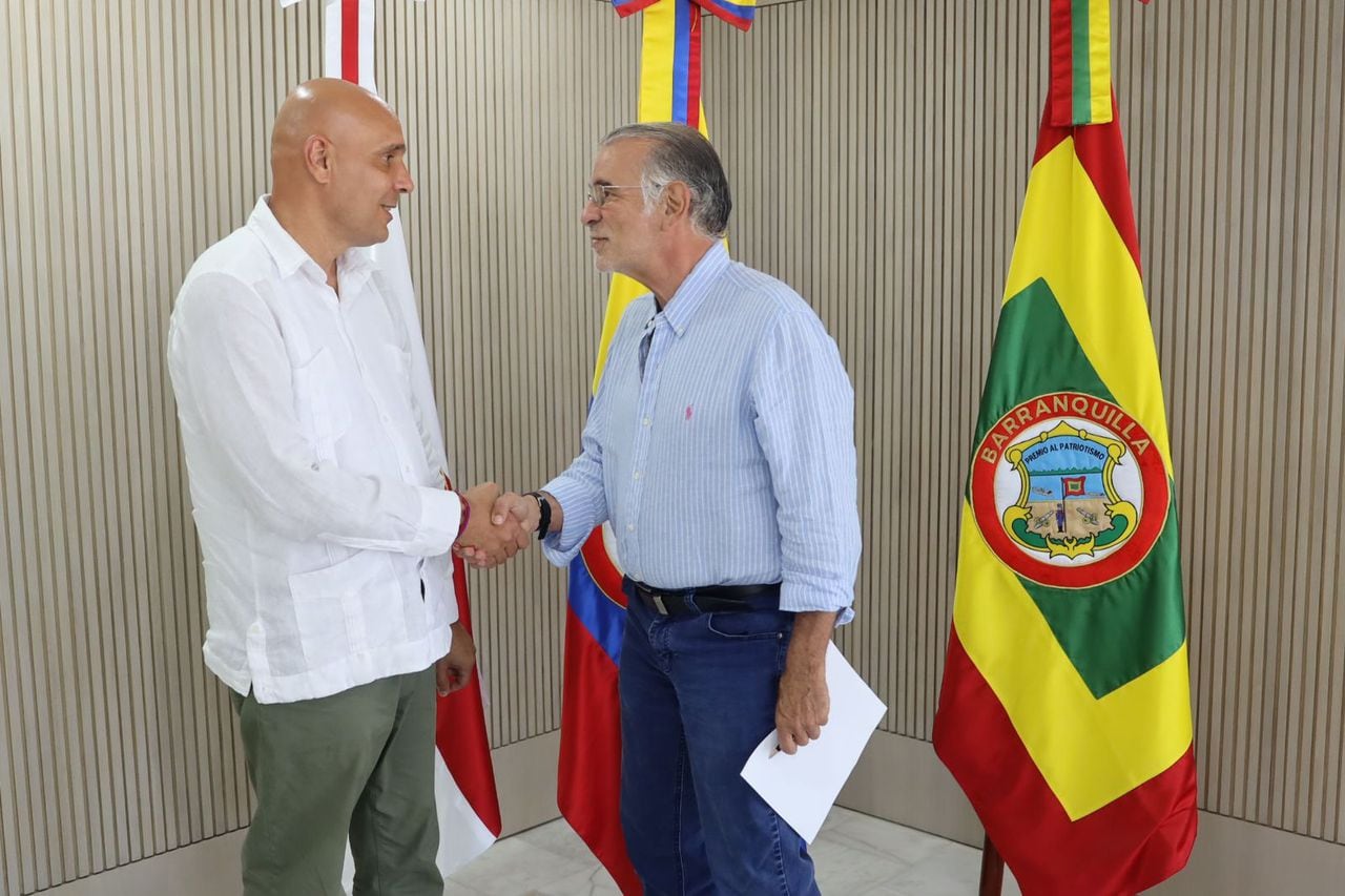 A la izquierda, jaime, embajador de Cuba en Colombia; a la derecha, Eduardo Verano, gobernador del Atlántico.