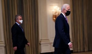 Jeff Zients junto a al presidente de Estados Unidos, Joe Biden, en medio de la pandemia del covid-19