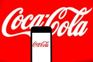 España - 2021/07/20: En esta foto Ilustración, un logotipo de Coca-Cola visto se muestra en un teléfono inteligente con un logotipo de Coca-Cola en el fondo. (Ilustración de la foto por thiago prudencio / imágenes SOPA / Lightrocket a través de Getty Images)