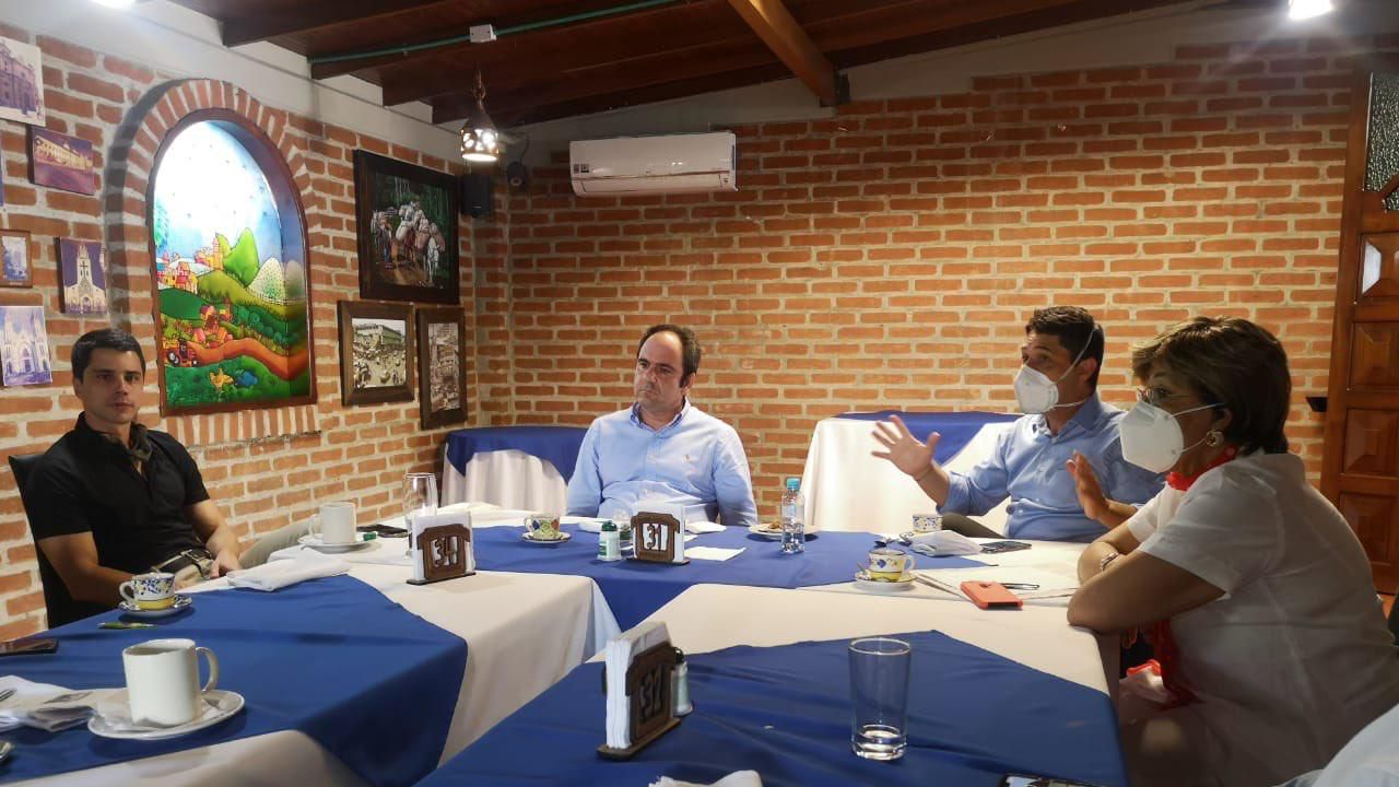 Tomás Uribe en reunión en Pereira
