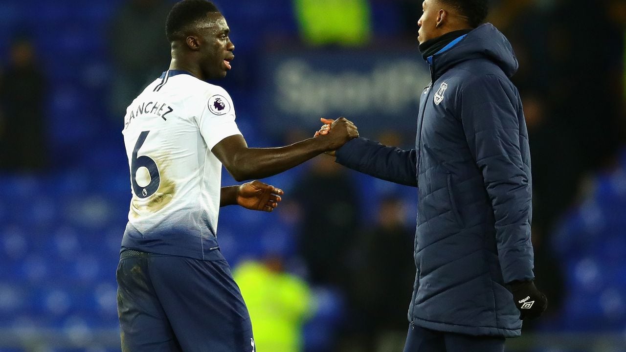 LIVERPOOL, ENGLAND - DECEMBER 23:  Davinson Sanchez of Tottenham Hotspur talks with Yerry Mina of Everton after the Premier League match between Everton FC and Tottenham Hotspur at Goodison Park on December 23, 2018 in Liverpool, United Kingdom.  (Photo by Chris Brunskill/Fantasista/Getty Images)