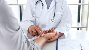 Doctor revisando la presión de medición en el pulso de la mano del paciente con las manos, concepto médico y de atención médica.