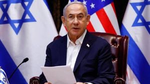 El primer ministro israelí, Benjamin Netanyahu, asiste a una reunión con el presidente estadounidense Joe Biden.