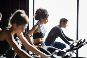 En el gimnasio se recomienda trabajar ejercicio de cardio, resistencia y flexibilidad. Foto: Getty Images.