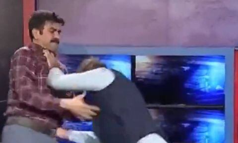 Dos políticos se fueros a los puños durante debate televisado en Pakistán.