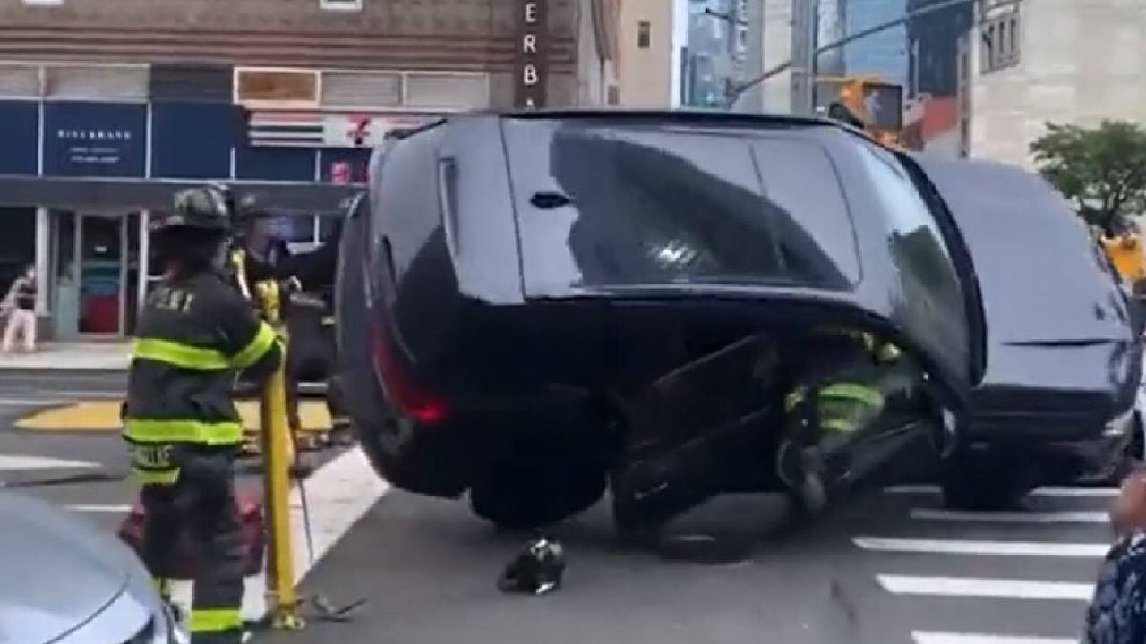 Esta es la forma en la que un bombero se salvó de morir aplastado por camioneta durante operativo de rescate.