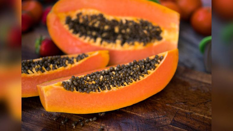 La papaya es rica en minerales como el calcio, el magnesio, el potasio y el fósforo. Foto: Getty Images.