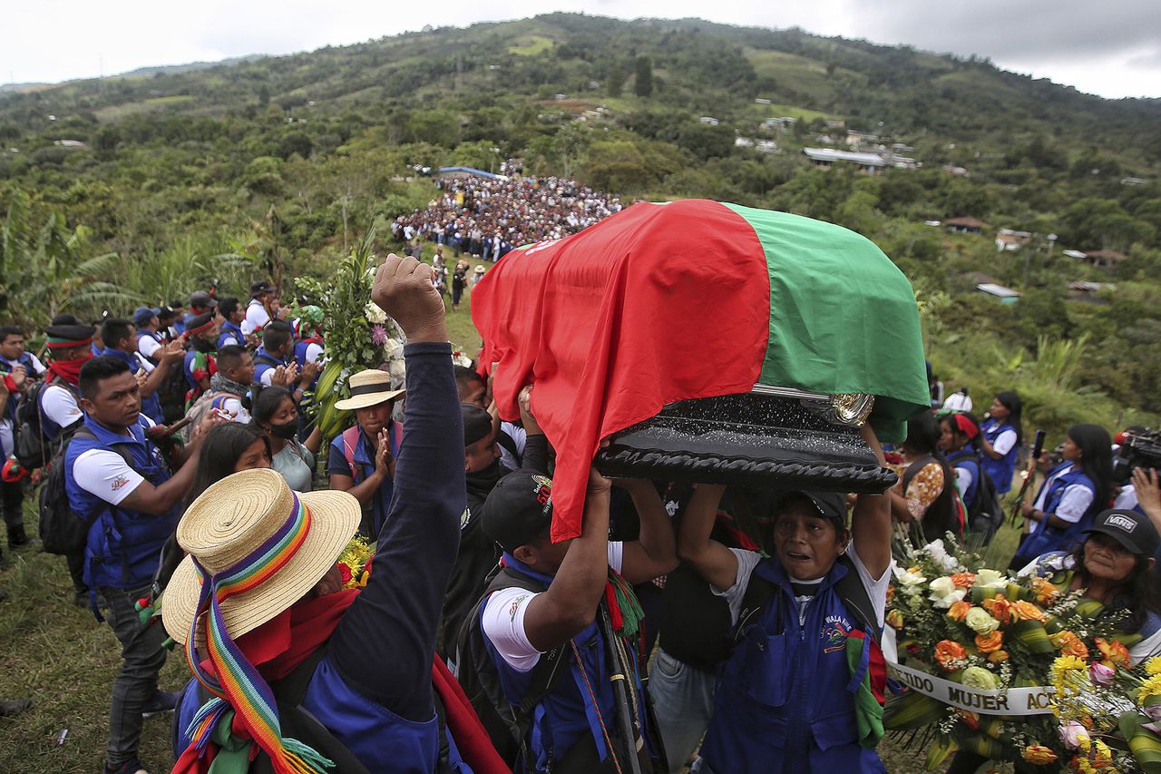 Indígenas de la tribu Nasa asisten al funeral de Albeiro Camayo
