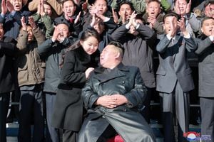 El líder norcoreano Kim Jong Un y su hija asisten a una sesión de fotos con los científicos, ingenieros, oficiales militares y otros involucrados en el lanzamiento de prueba del nuevo misil balístico intercontinental (ICBM) del país. Publicada el 27 de noviembre de 2022 por la Agencia Central de Noticias de Corea (KCNA) KCNA vía REUTERS .