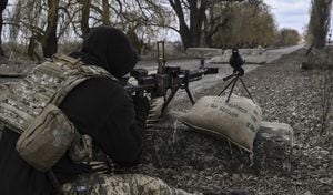 A pesar de las negociaciones, el ejército ruso seguirá con la ofensiva sobre Ucrania. En la foto, un soldado ucraniano está en una trinchera a la espera de ataques.