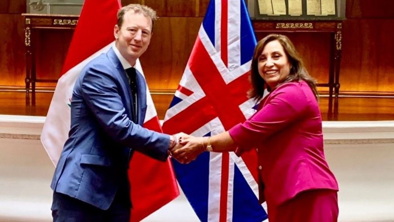 La vicepresidente de Perú, Dina Boluarte (D) junto al embajador de Reino Unido