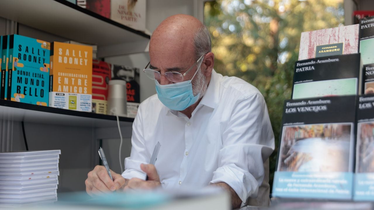 Fernando Aramburu firma copias de su reciente novela "Los Vencejos". Foto: Miguel Pereira/Getty Images