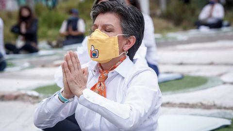 Alcaldesa Claudia López meditando