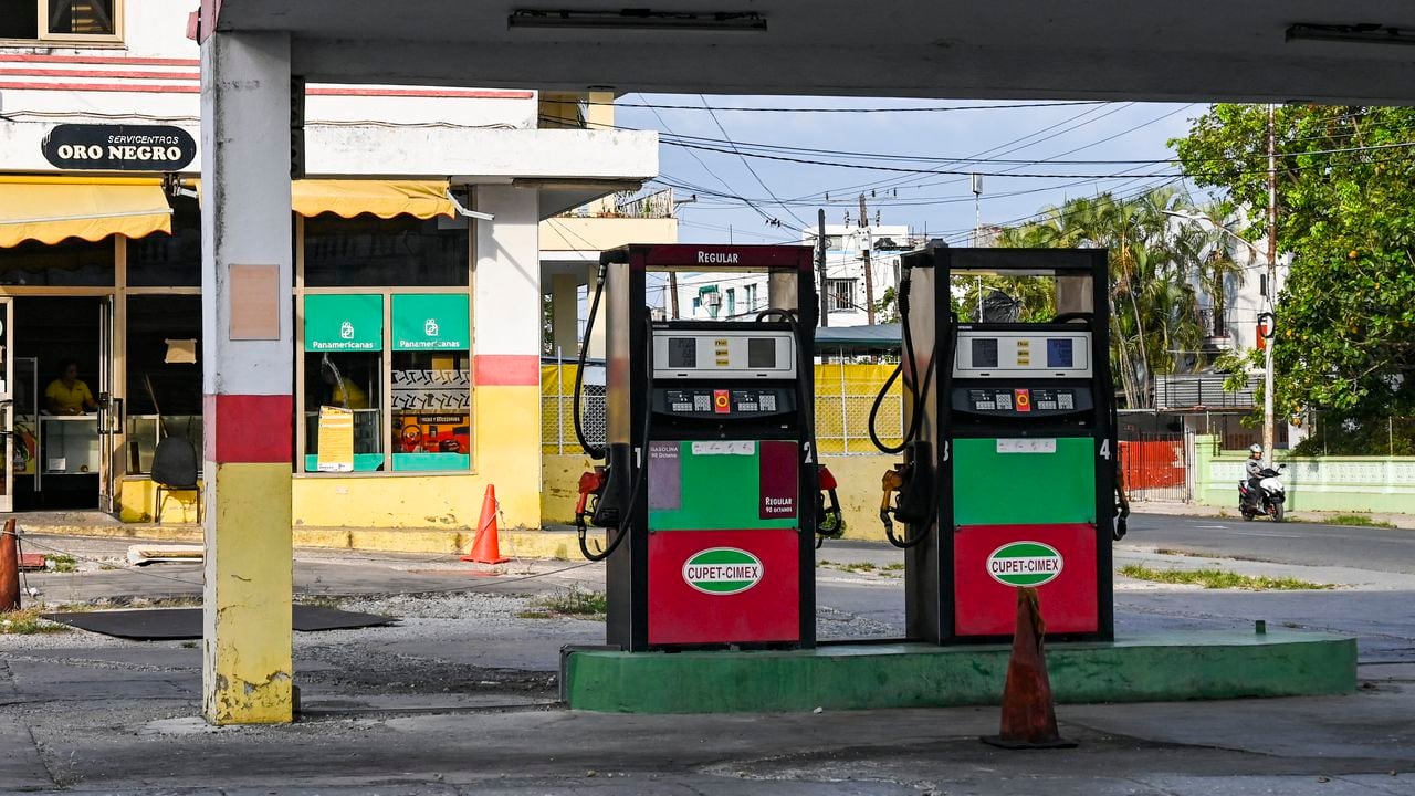Vista de una gasolinera vacía en La Habana el 24 de abril de 2023. - "¡Esto es un infierno!" exclama Lázaro Díaz, un mensajero cubano de 59 años que hace cola desde hace un día con la esperanza de conseguir gasolina, en la crisis de escasez de combustible más larga que los habaneros dicen haber vivido en años. (Foto de YAMIL LAGE / AFP)