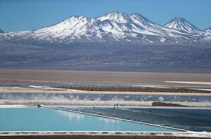 Una vista de una piscina de salmuera de una mina de litio en el salar de Atacama en el desierto de Atacama, Chile