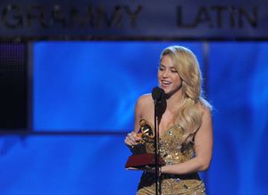 Shakira recibiendo un Grammy en 2011.  (Photo by Kevin Winter/Getty Images for Latin Recording Academy)