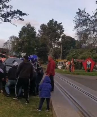 La misma comunidad tuvo que unir esfuerzos para quitar el vehículo del paso del tren.
