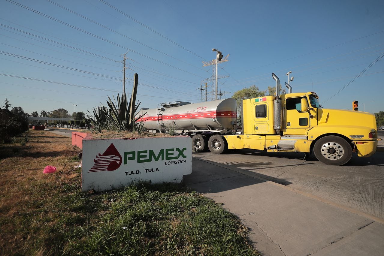 Camiones con tuberías de gasolina esperan para llenar la refinería de Tula como parte de la crisis de combustible después de una explosión en un oleoducto perteneciente a la empresa petrolera pública mexicana Pemex el 22 de enero de 2019
