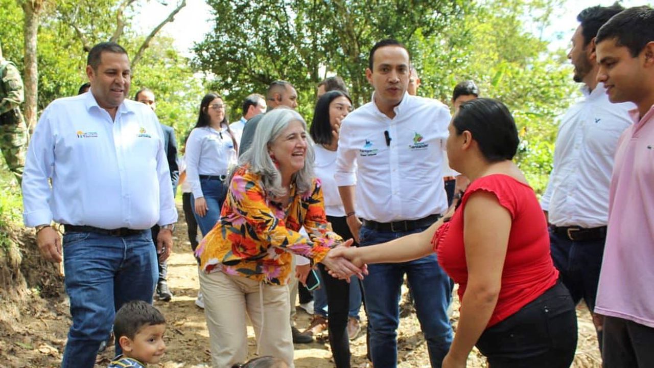 La ministra de vivienda, ciudad y territorio, Catalina Velasco, el gobernador de Santander, Mauricio Aguilar y miembros del comité departamental.