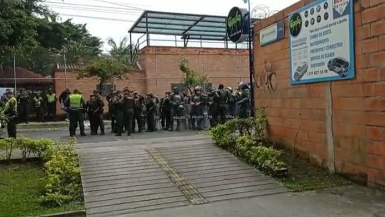 Evacuación de otro edificio con supuestas fallas estructurales en Medellín.