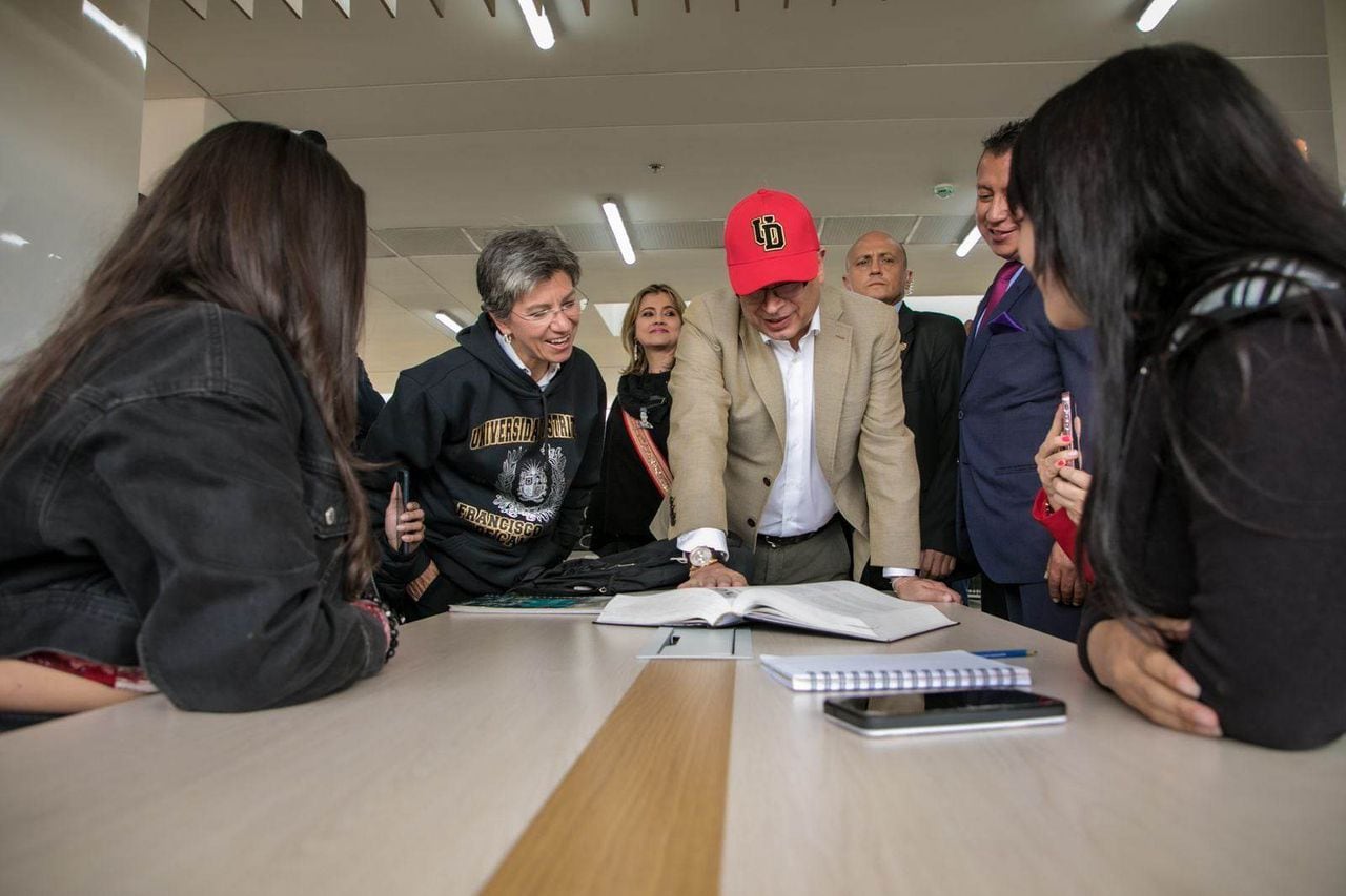 Presidente Gustavo Petro compartiendo con estudiantes en la Universidad Distrital.