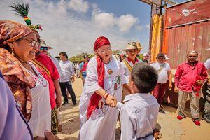 la directora general del Instituto Colombiano de Bienestar Familiar (ICBF), Astrid Cáceres, en representación del Estado colombiano, lideró el acto de reconocimiento del pueblo Wayúu como sujeto de derechos.