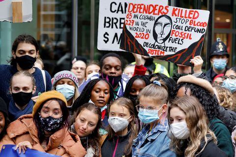 La activista climática sueca Greta Thurnberg (C) se une a los activistas en una manifestación para exigir que las 'grandes finanzas' eliminen los fondos de combustibles fósiles, frente a la sede del banco Standard Chartered en la ciudad de Londres el 29 de octubre de 2021, antes de la Conferencia de las Naciones Unidas sobre el Cambio Climático COP26 para se celebrará en Glasgow, Escocia, a partir del 31 de octubre (Foto de Tolga Akmen / AFP)