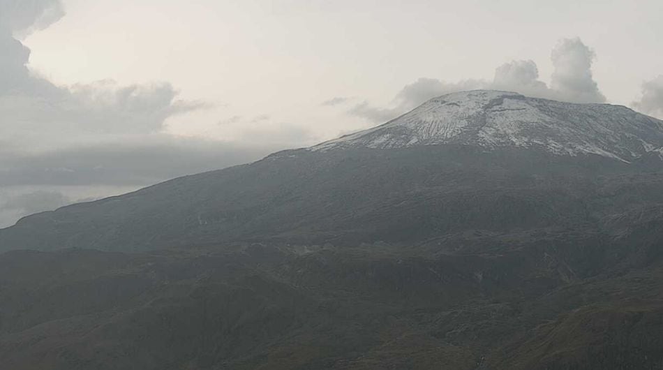 Panorámica del volcán Nevado del Ruiz en la mañana de este 31 de marzo.