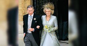  Tras años de desprecio por su amor adúltero y de ser culpados de la infelicidad de Lady Di, Carlos y Camilla se casaron en 2005, en una boda de segunda, en cuya recepción la reina no duró diez minutos.