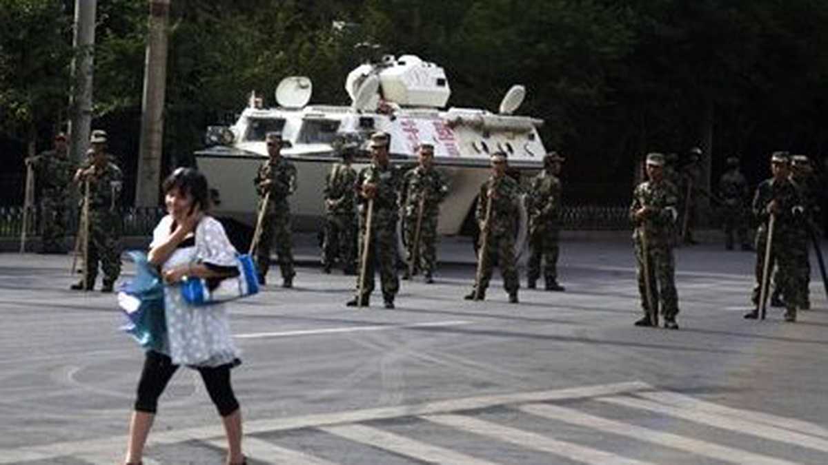 fuerzas paramilitares de la policía china vigilan una calle de Urumqi, al oeste de China.