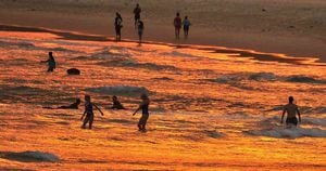 Los amantes del mar disfrutan de la puesta de sol en la playa de Bondi durante la ola de calor que afronta Sydney. Foto: AFP