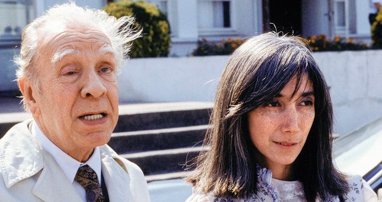  Borges le llevaba 38 años a María, quien no se despegó de él desde que lo conoció a los 16. Ella fue blanco de una campaña de desprestigio y del odio de la familia de Borges, pues él la nombró heredera universal de su obra.