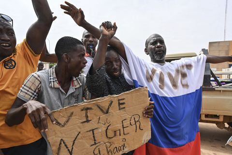 Miles de simpatizantes del golpe militar en Níger se reunieron en un estadio de Niamey el domingo, cuando venció el plazo establecido por el bloque regional de África Occidental ECOWAS para devolver al poder al depuesto presidente Mohamed Bazoum está a punto de expirar, según periodistas de la AFP. Una delegación de miembros del gobernante Consejo Nacional para la Salvaguardia de la Patria (CNSP) llegó al estadio de 30.000 asientos entre los vítores de los seguidores, muchos de los cuales estaban envueltos en banderas rusas y retratos de los líderes del CNSP.