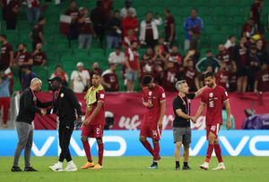 Fútbol Fútbol - Copa Mundial de la FIFA Qatar 2022 - Grupo A - Qatar contra Senegal - Estadio al Thumama, Doha, Qatar - 25 de noviembre de 2022 Boualem Khoukhi, Homam Ahmed y Pedro Miguel de Qatar parecen abatidos después del partido