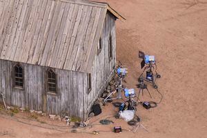 Esta foto aérea muestra un set de filmación en Bonanza Creek Ranch en Santa Fe, Nuevo México, el sábado 23 de octubre de 2021. El actor Alec Baldwin disparó una pistola de utilería en el set de un western que se filmaba en el rancho el jueves 21 de octubre. , matando al director de fotografía, dijeron las autoridades. Foto AP / Jae C. Hong