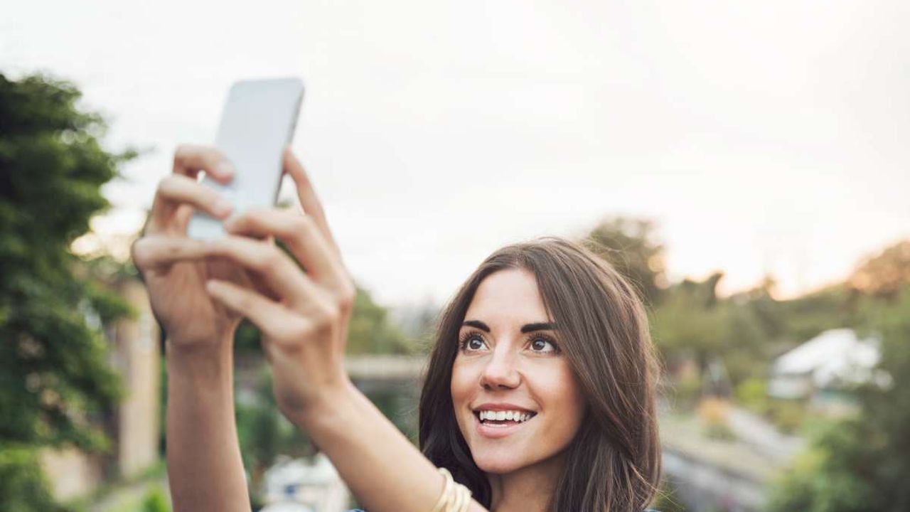 Varios usuarios de smartphones aman tomarse selfíes.