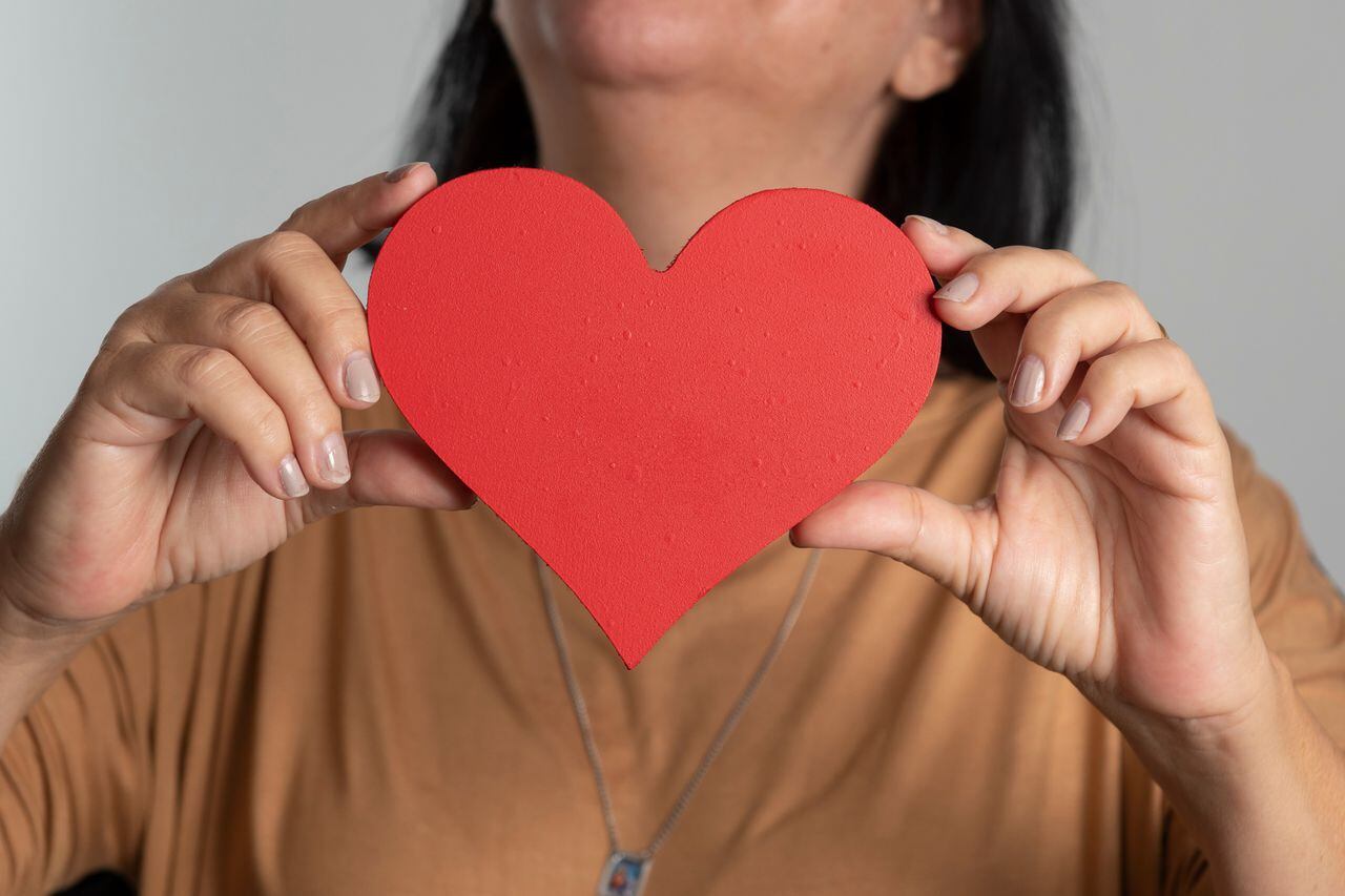 La predisposición de las mujeres a los males cardiovasculares tiene que ver, en parte, con factores hormonales asociados a la menopausia.