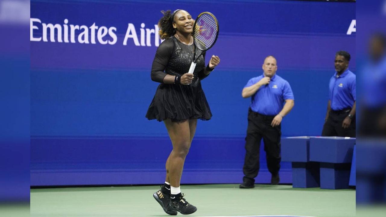 Serena Williams, de Estados Unidos, reacciona tras derrotar a Danka Kovinic, de Montenegro, durante la primera ronda del US Open de tenis, el lunes 29 de agosto de 2022, en Nueva York. Foto: AP/John Minchillo.