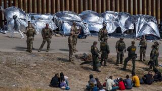 Cientos de personas esperan poder pedir asilo en Estados Unidos desde el próximo viernes. (Photo by Guillermo Arias / AFP)