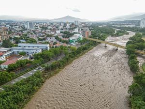 Por las intensas lluvias, el río Pamplonita en la ciudad de Cúcuta se desbordó en algunos sectores.