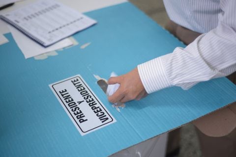 Un hombre emite su voto durante las elecciones presidenciales en la Ciudad de Guatemala, Guatemala, el 11 de agosto de 2019