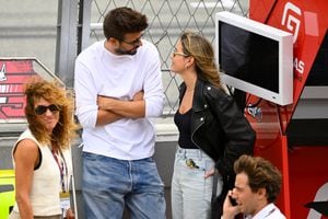 El ex defensor español de Barcelona Gerard Piqué (C) y su novia Clara Chía Martí (R) asisten a la carrera de Moto2 del Gran Premio de Moto de Cataluña en el Circuito de Cataluña de Montmeló, en las afueras de Barcelona, el 3 de septiembre de 2023. ( Foto de Josep LAGO/AFP)