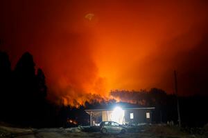 View of a fire in Santa Juana, Concepcion province, Chile on February 3, 2023. - Chile has declared a state of disaster in several central-southern regions after a devastating heat wave provoked forest fires that left four people dead, authorities said on Friday. (Photo by JAVIER TORRES / AFP)